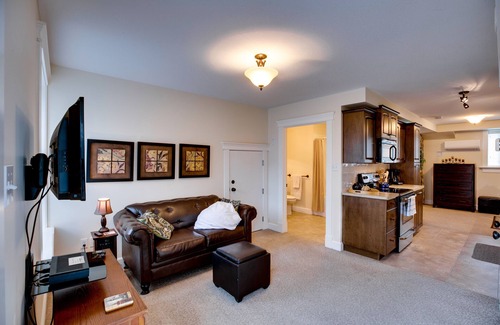 South Lethbridge Apartamento | Historic cozy suite