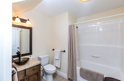 South Lethbridge Apartamento | Historic cozy suite