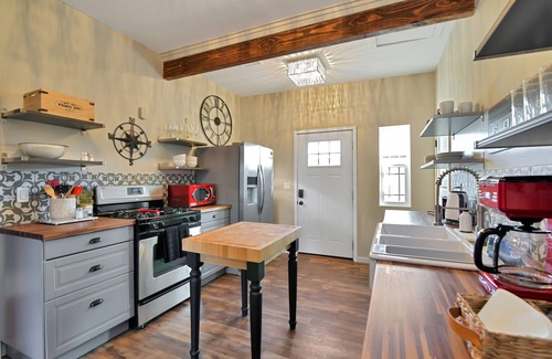 Prescott Cabaña | Historic Craftsman home just steps from Whiskey Row!