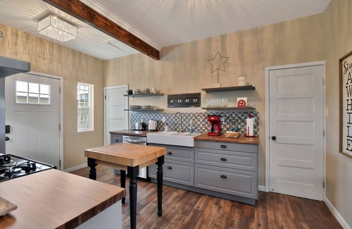 Prescott Cabaña | Historic Craftsman home just steps from Whiskey Row!