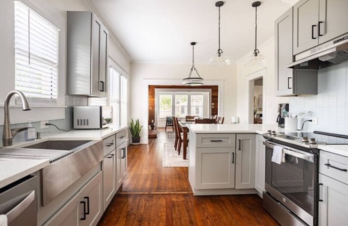 Eastside Promise Neighborhood Casa | Historic Craftsman | Hot Tub | 4BD&3BA | 1mi to DT