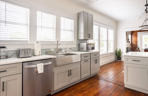 Eastside Promise Neighborhood Casa | Historic Craftsman | Hot Tub | 4BD&3BA | 1mi to DT