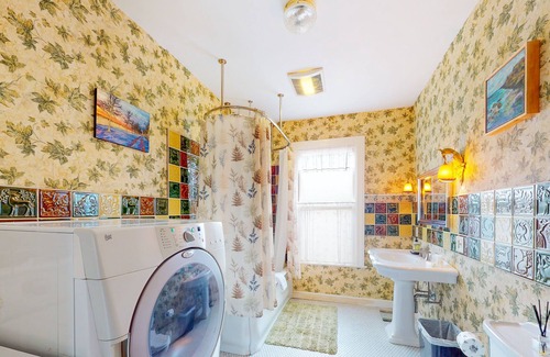 Winslow Casa | Historic Craftsman with period charm, covered porch, chef's kitchen, W/D & gym