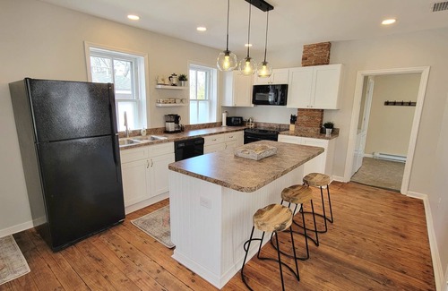 North East Casa | Historic Creekside Home - 2br 2.5ba - Downtown North East