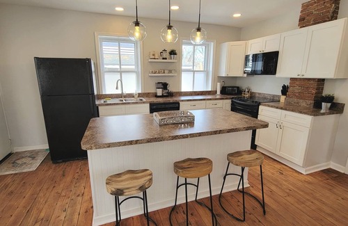 North East Casa | Historic Creekside Home - 2br 2.5ba - Downtown North East