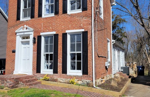 North East Casa | Historic Creekside Home - 2br 2.5ba - Downtown North East