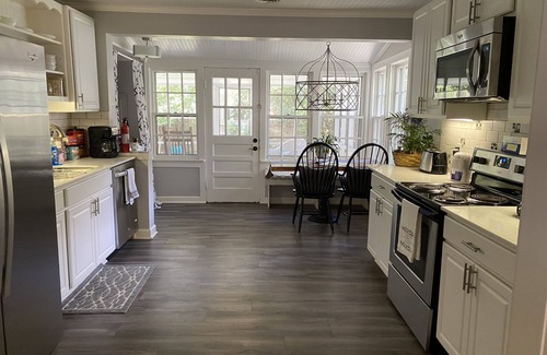 Georgetown Casa | Historic District,3 bedrooms & 2 full baths, one level. Fenced backyard. Porch.