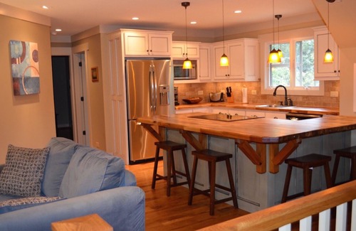 Cleveland Casa | Historic District Lofty Bungalow