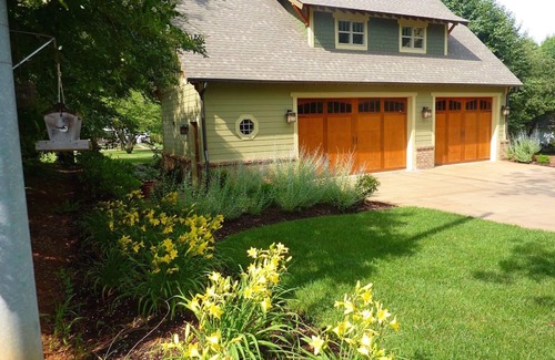 Cleveland Casa | Historic District Lofty Bungalow