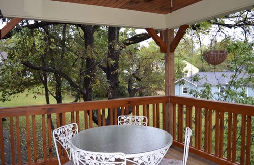 Cleveland Casa | Historic District Lofty Bungalow