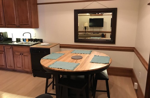 New Bern Condominio | Historic Downtown Clock Tower View Condo-2 habitaciones
