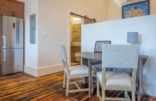 Morganton Apartamento | ¡Loft moderno renovado en Dowtown Morganton con el encanto original de 1900!
