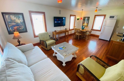Pass-a-Grille Historic District Apartamento | Historic Downtown Pass A Grille Beach 15K Sq Ft!