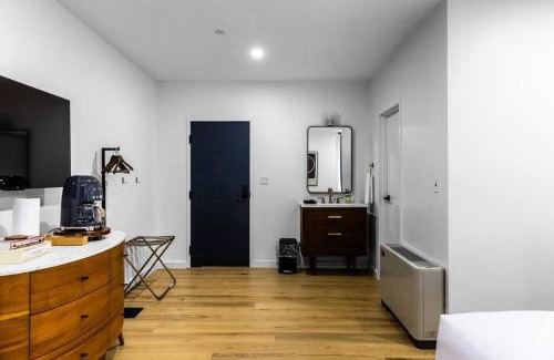Bangor Apartamento | Historic DTWN Bangor, Steps to great Food & Drink, Room # 102