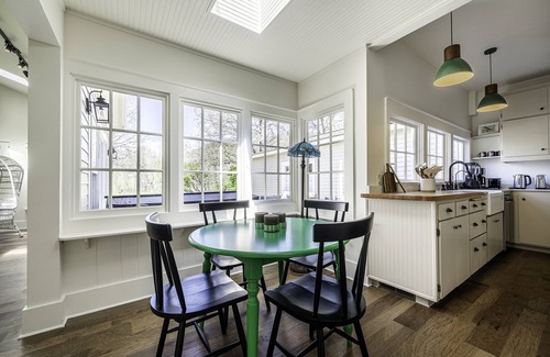Ashland Otro | Historic Dunn Ranch Ashland Oregon. Sleeps 12 to 14 Great for large groups.