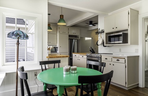 Ashland Otro | Historic Dunn Ranch Ashland Oregon. Sleeps 12 to 14 Great for large groups.