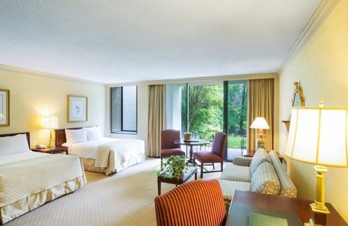 Williamsburg Hotel | Historic Experience! 2 Units | 3 Pools + Free Parking | Close to Museums