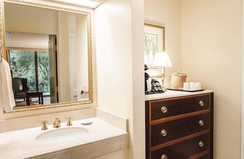 Williamsburg Hotel | Historic Experience! 2 Units | 3 Pools + Free Parking | Close to Museums