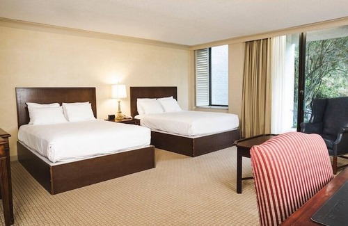 Williamsburg Hotel | Historic Experience! 2 Units | 3 Pools + Free Parking | Close to Museums