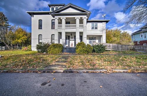 Erie Casa | Historic Family Home 2 Mi to Lake Erie and Zoo!