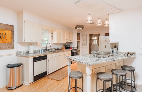 Hattiesburg Otro | Historic FarmHouse with Goats & Glass Blowing