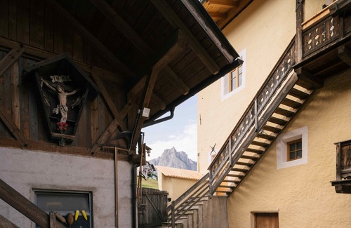Kastelruth Otro | Historic Farmhouse with Holiday Apartments in the Heart of Castelrotto