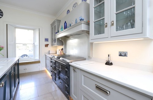 Claverton Casa | Historic Georgian villa, 7 spacious bedrooms, tennis court and minutes from Bath