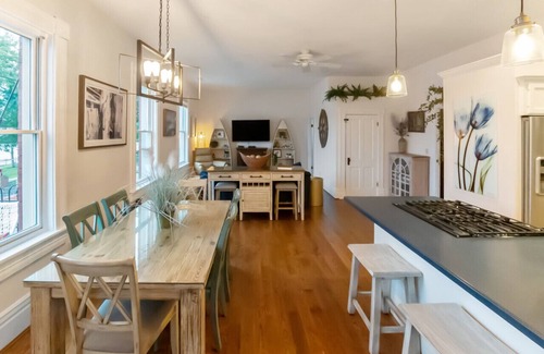 New Richmond Apartamento | Historic Getaway w/Stunning River Views -3BR Suite
