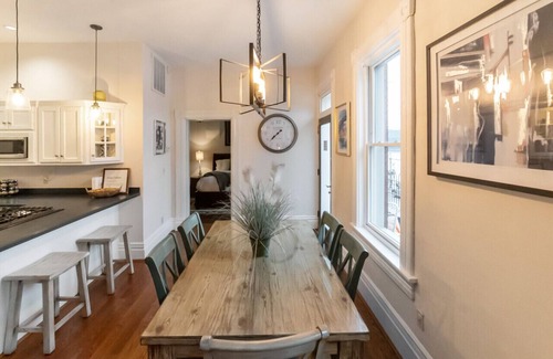 New Richmond Apartamento | Historic Getaway w/Stunning River Views -3BR Suite