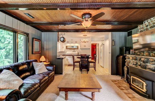 Holland Casa | El escondite de Tommygun, Est. 1920