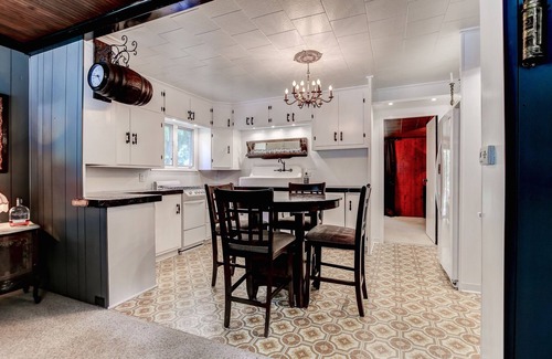 Holland Casa | El escondite de Tommygun, Est. 1920