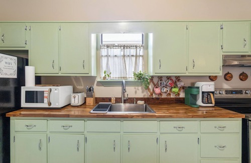 Southeast Pensacola Casa | Historic Home Near Downtown Pensacola - Only 8.8 Miles To The Beach!