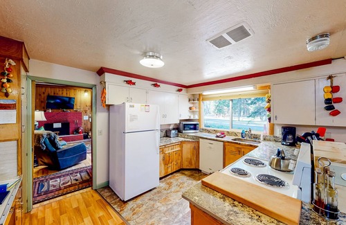 Joseph Casa | Historic home with mountain views & kids play area - great for reunions/retreats