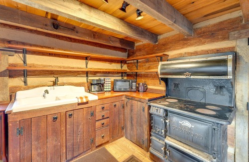 Jonesborough Cabina | Historic Jonesborough Cabin w/ Fire Pit & Grill!