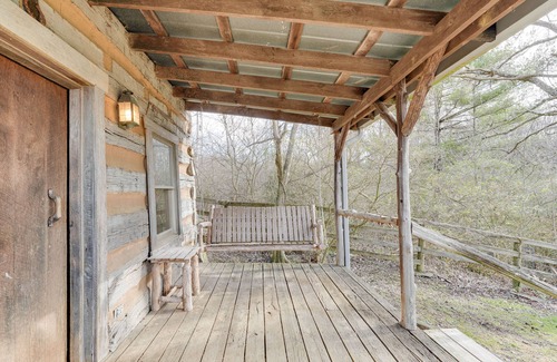 Jonesborough Cabina | Historic Jonesborough Cabin w/ Fire Pit & Grill!