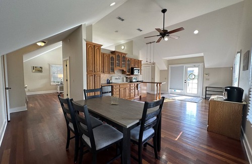 Southern Oaks Casa | Historic lakefront guesthouse