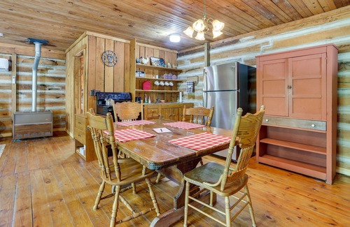 Taswell Apartamento | Historic Log Cabin w/ Porch Near Patoka Lake!