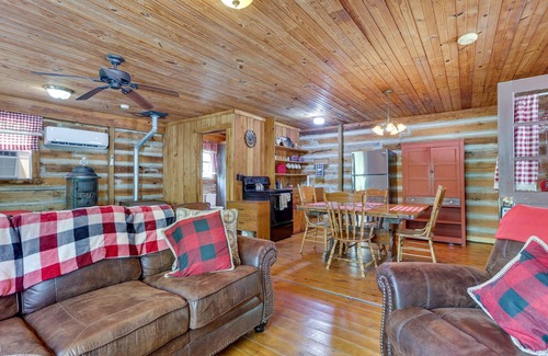 Taswell Apartamento | Historic Log Cabin w/ Porch Near Patoka Lake!