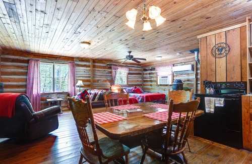Taswell Apartamento | Historic Log Cabin w/ Porch Near Patoka Lake!