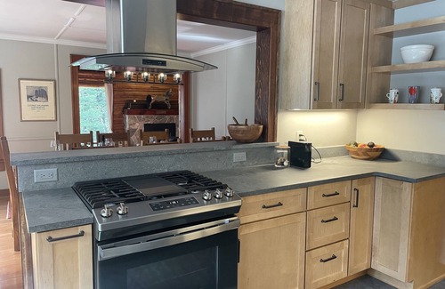 Bozeman Cabina | Historic log home, 3 minutes from the Bridger bowl slopes.