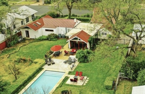Fredericksburg Casa | Sweet Escape- Casa histórica de Rock Estate con alberca y jacuzzi - 1 a la calle principal.