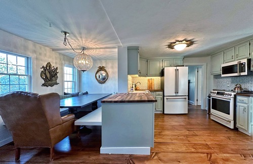 West Brewster Casa | HISTORIC LUXURY! PET OK! 1 mile to beach! Patio-firepit-2KingSuites