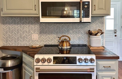 West Brewster Casa | HISTORIC LUXURY! PET OK! 1 mile to beach! Patio-firepit-2KingSuites