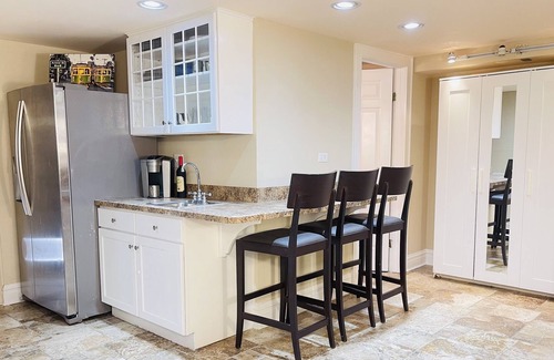 Downers Grove Apartamento | Historic Majestic Tudor - Corporate Executive suite