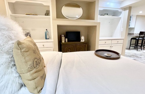 Downers Grove Apartamento | Historic Majestic Tudor - Corporate Executive suite