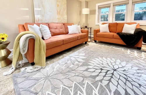 Downers Grove Apartamento | Historic Majestic Tudor - Corporate Executive suite