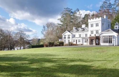 Menai Bridge Casa | Historic Manor that sleeps 20 with Sauna, Hot tub, Spa facilities, Games room, library, cinema room