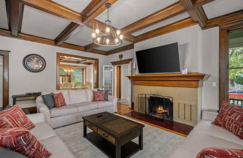Spokane Casa | Historic Manor with 8 BDRMS 9 BATHS & 3 Kitchens