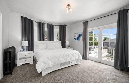 Spokane Casa | Historic Manor with 8 BDRMS 9 BATHS & 3 Kitchens