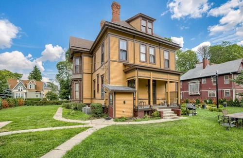 Council Bluffs Casa | Historic Mansion with lots of charm!